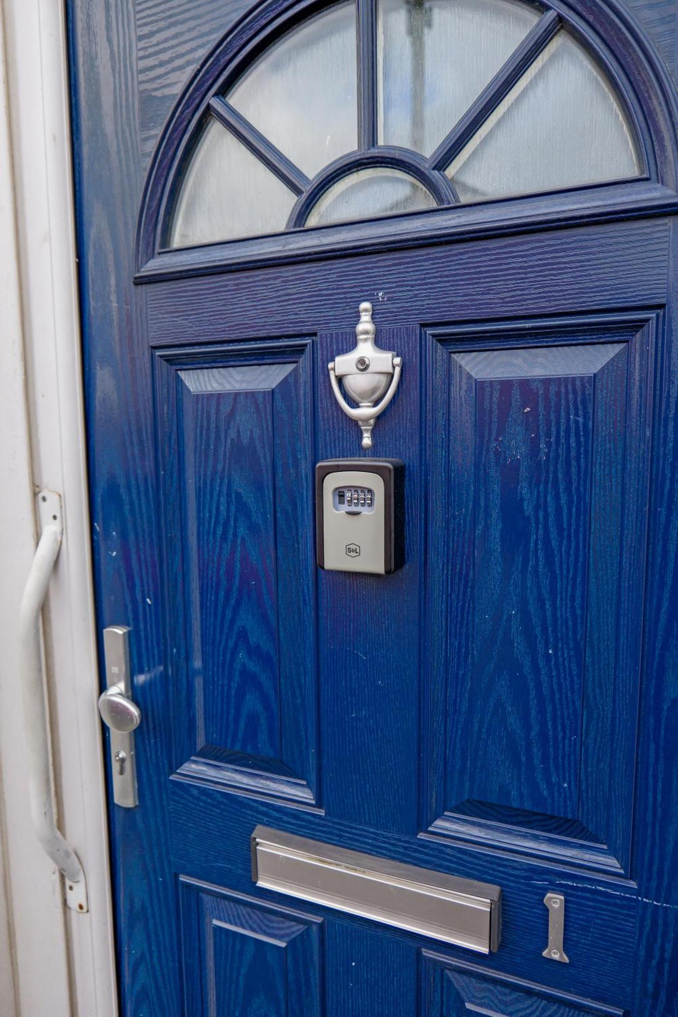 Rochdale 3 Bedroom House 2 Bath With Free Parking Sleeps 7 외부 사진