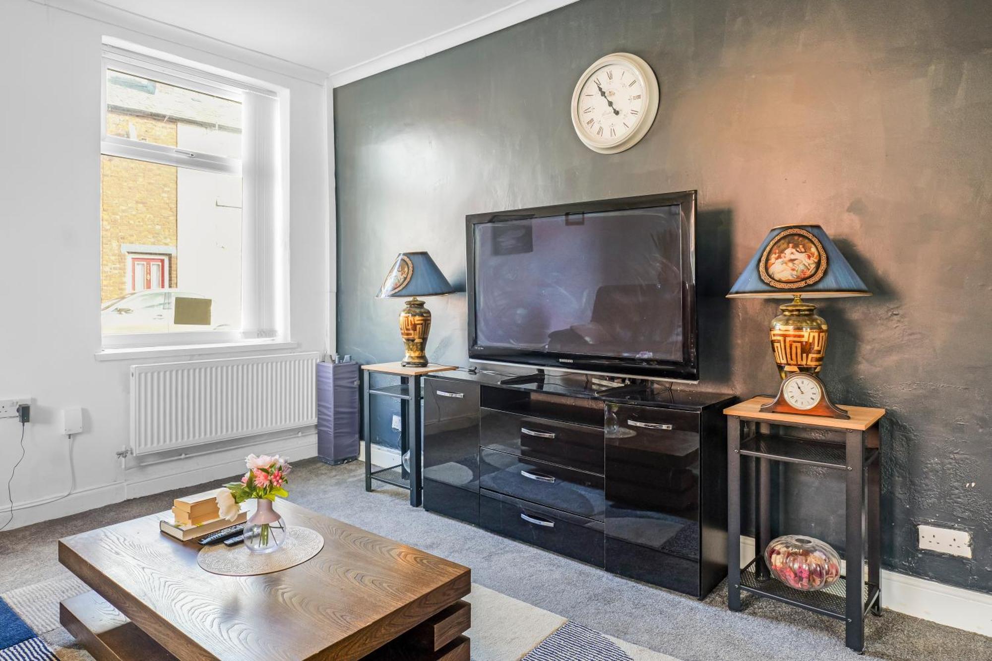 Rochdale 3 Bedroom House 2 Bath With Free Parking Sleeps 7 외부 사진