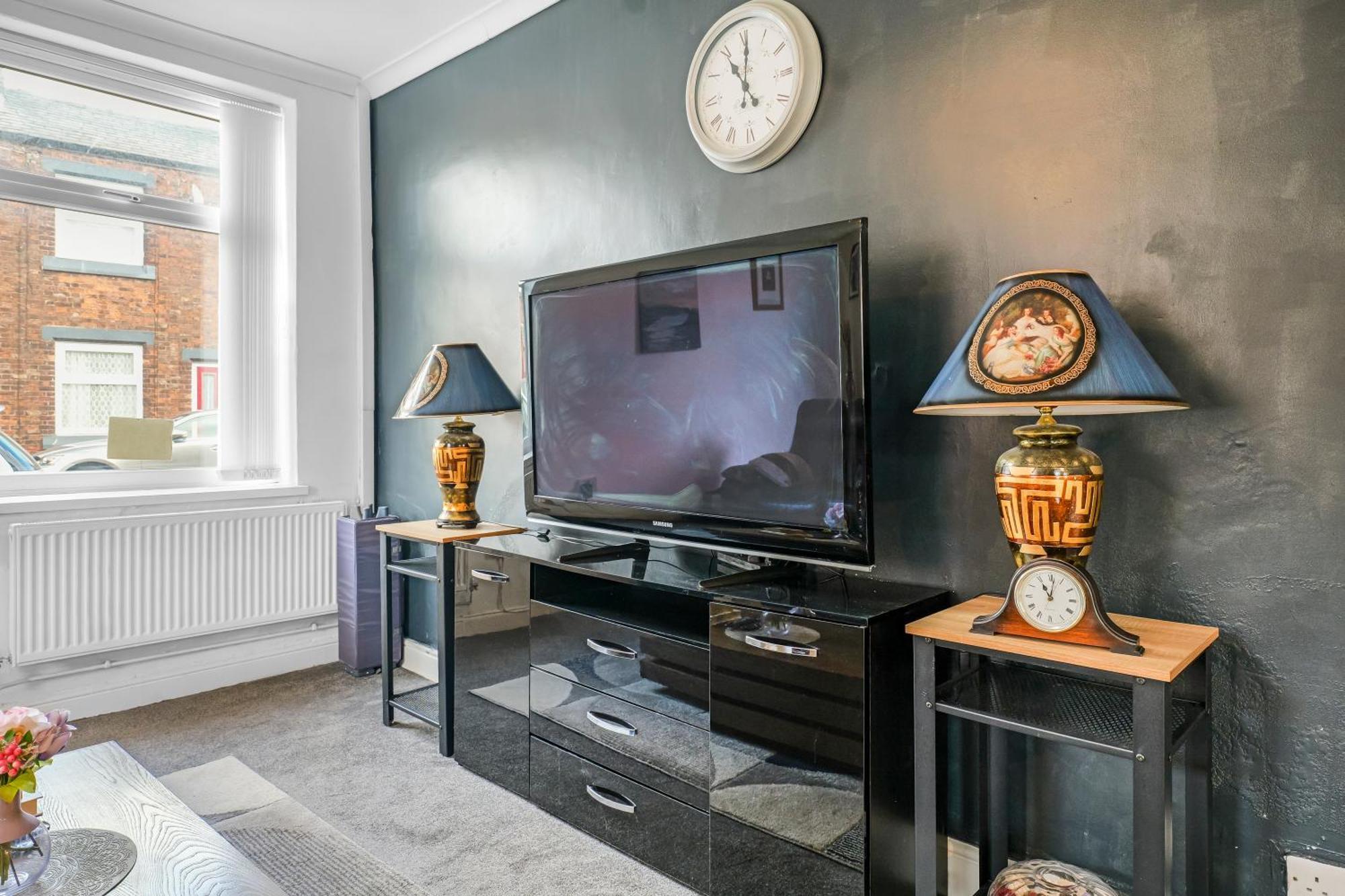 Rochdale 3 Bedroom House 2 Bath With Free Parking Sleeps 7 외부 사진