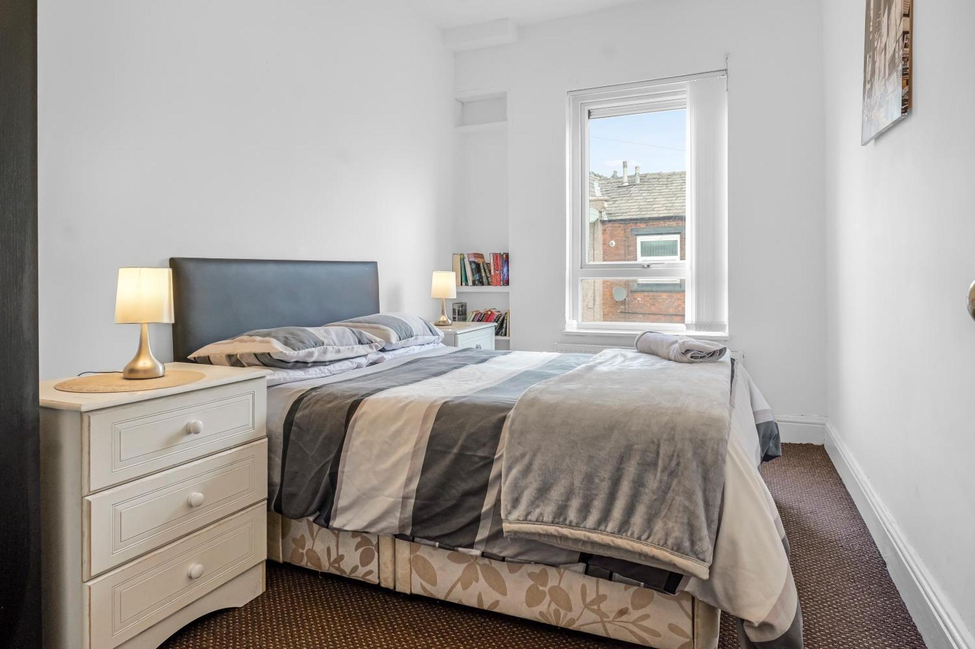 Rochdale 3 Bedroom House 2 Bath With Free Parking Sleeps 7 외부 사진