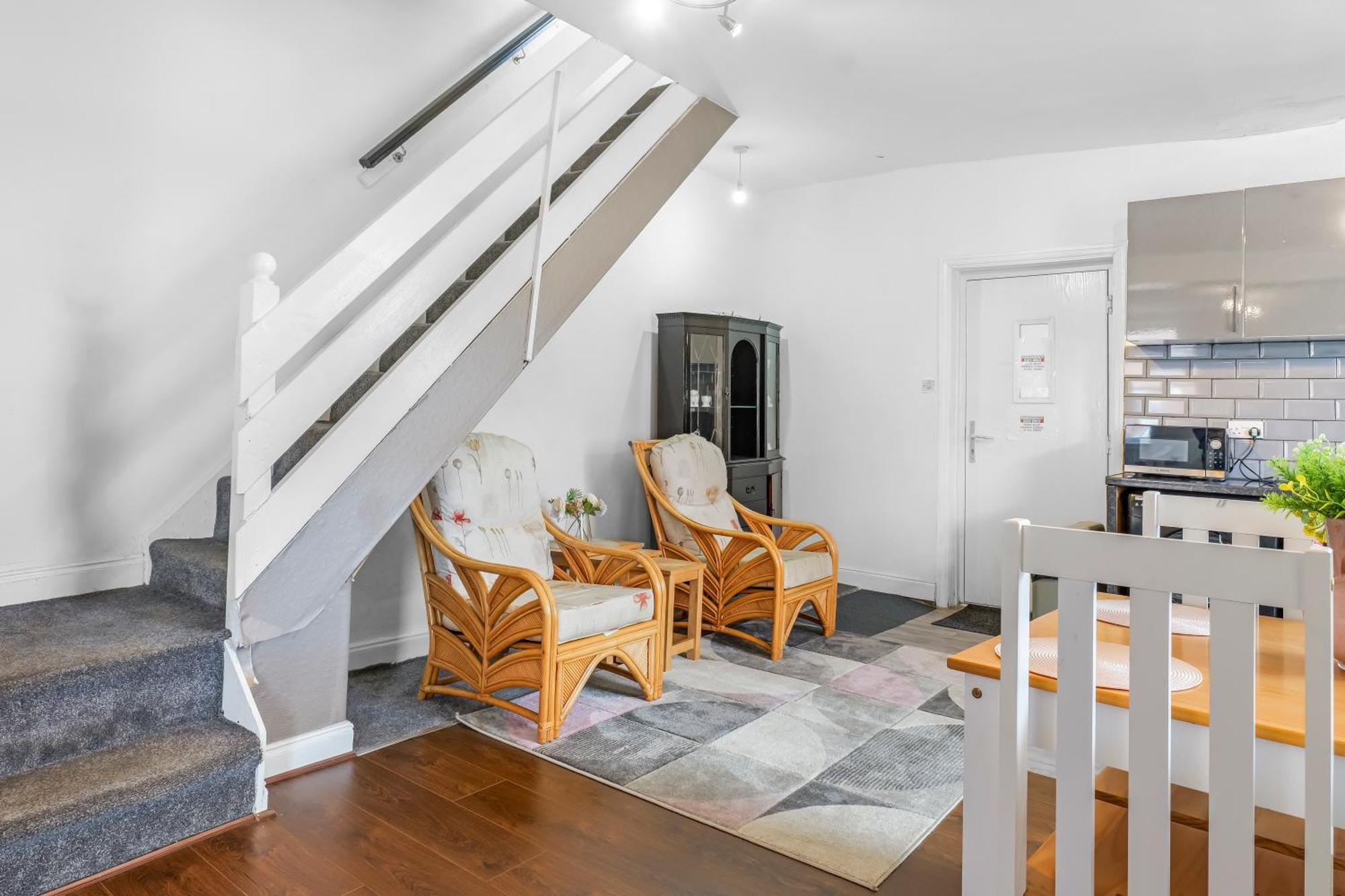 Rochdale 3 Bedroom House 2 Bath With Free Parking Sleeps 7 외부 사진