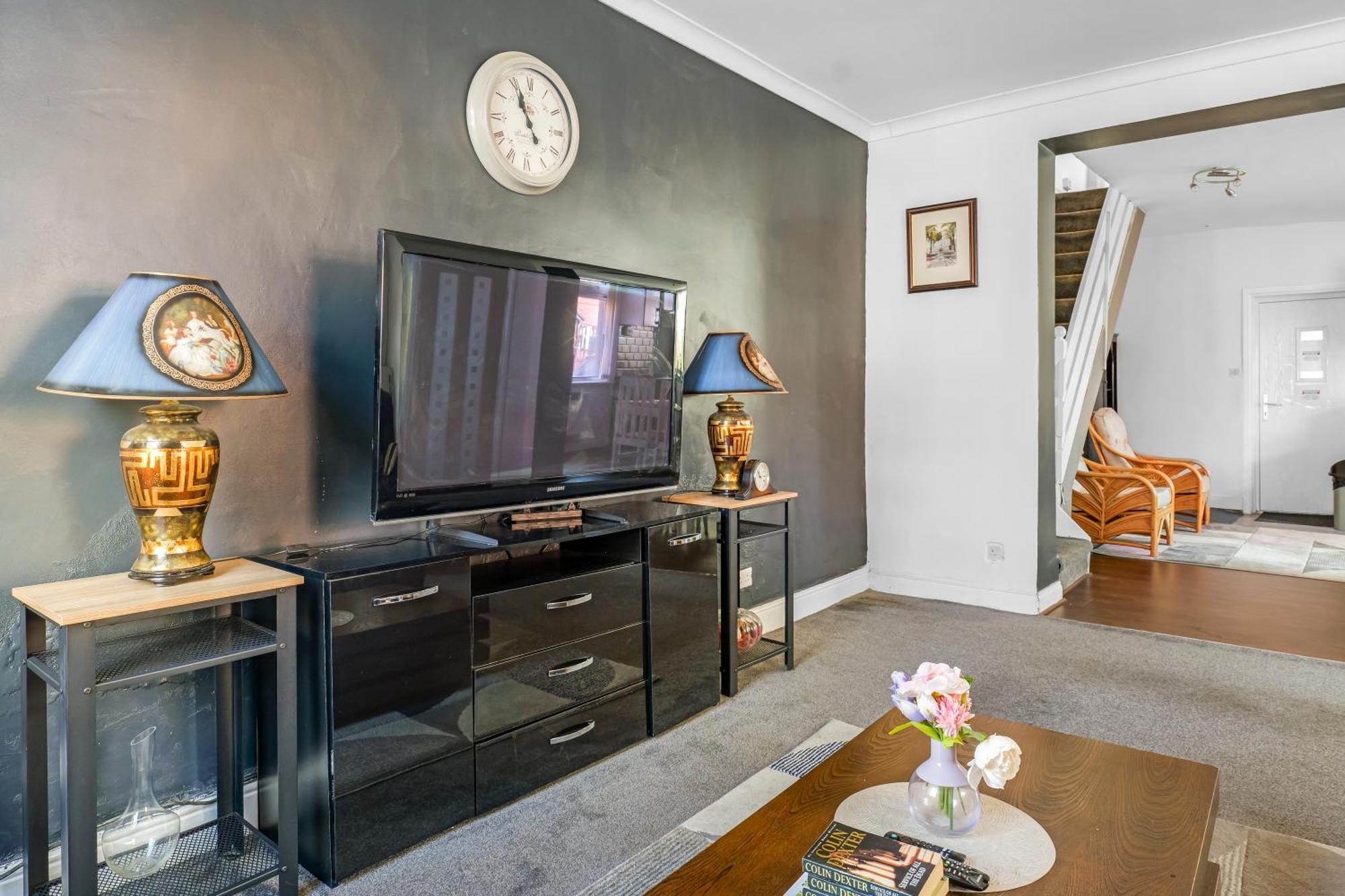 Rochdale 3 Bedroom House 2 Bath With Free Parking Sleeps 7 외부 사진