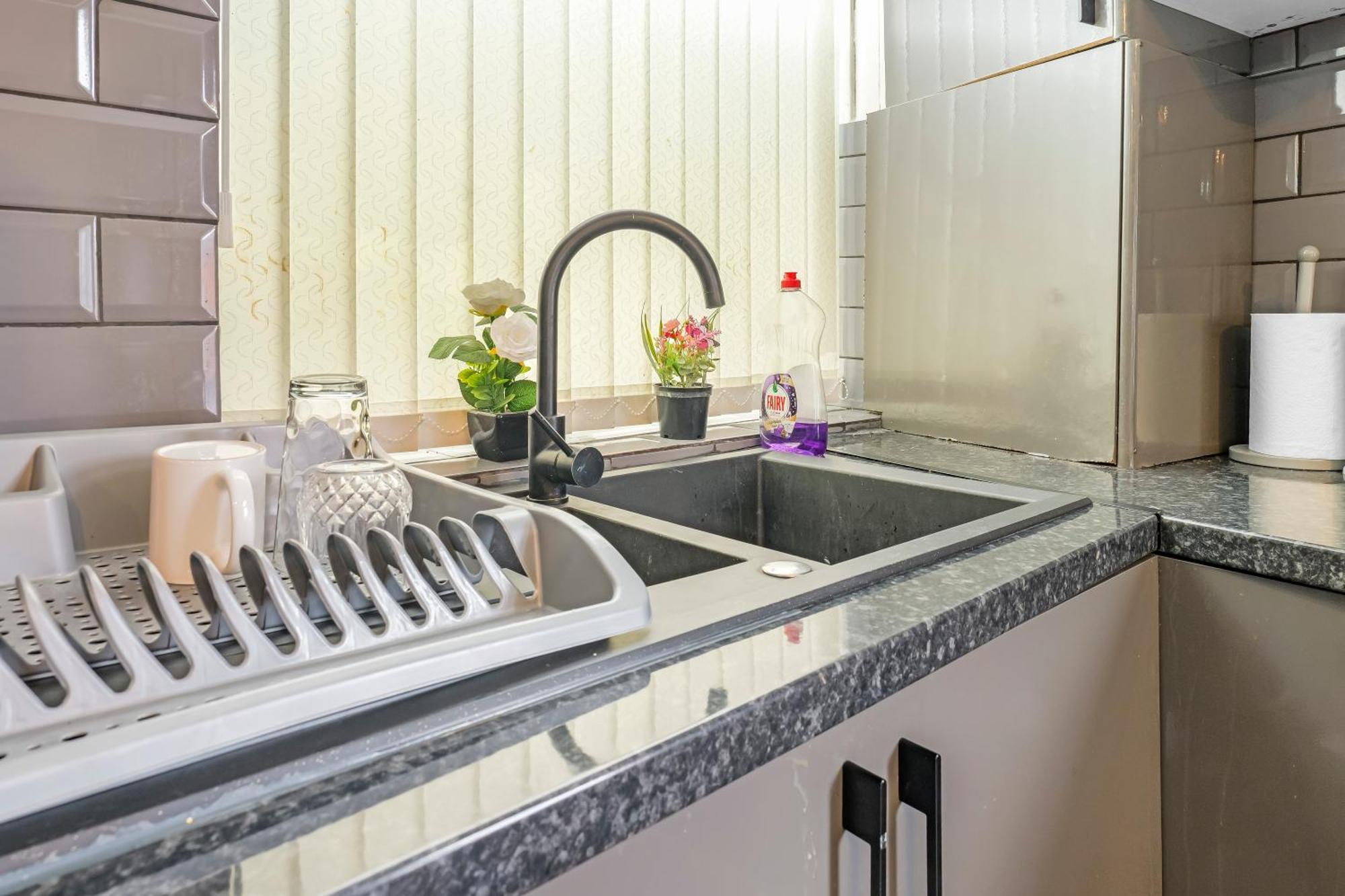 Rochdale 3 Bedroom House 2 Bath With Free Parking Sleeps 7 외부 사진