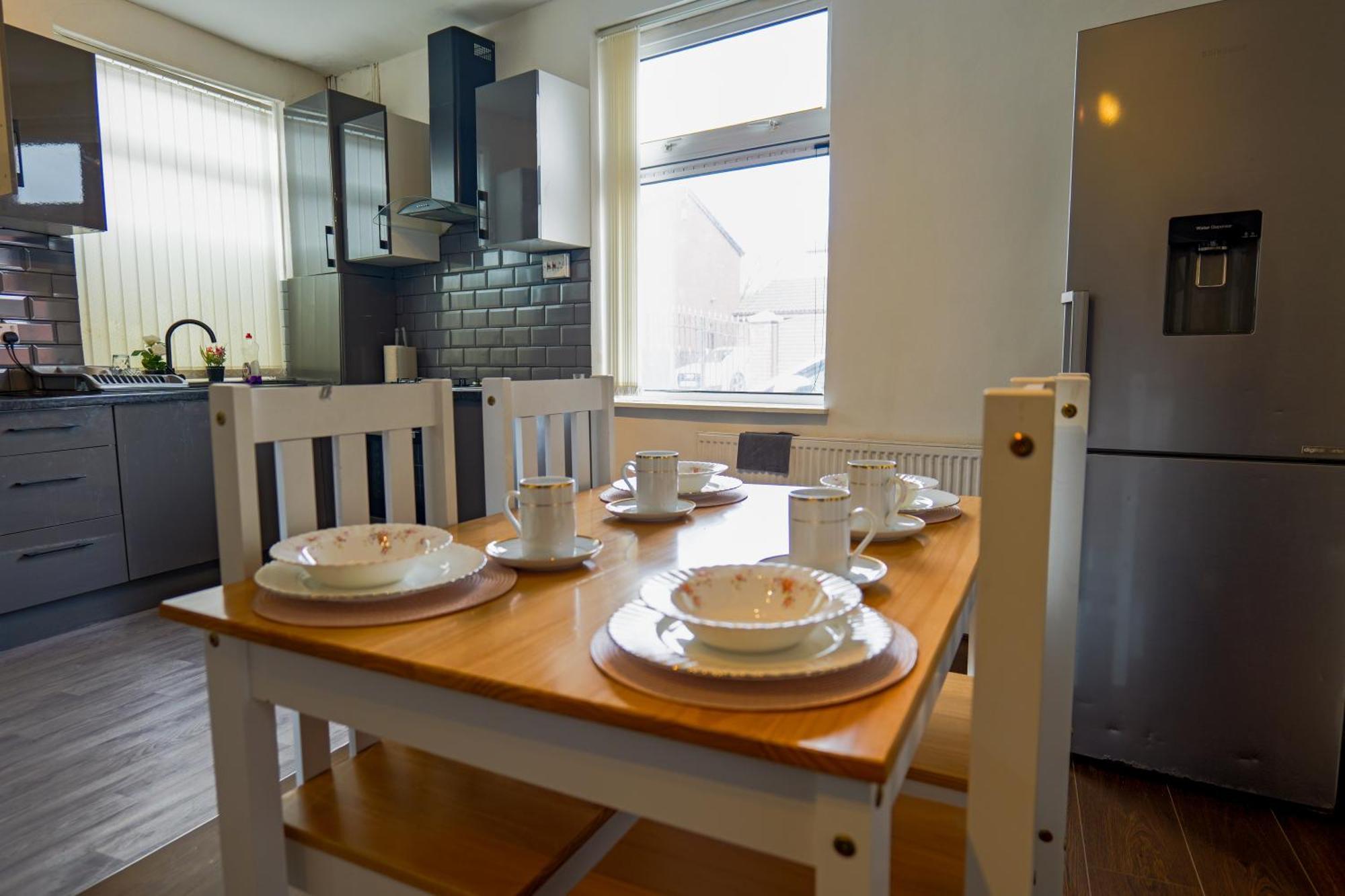 Rochdale 3 Bedroom House 2 Bath With Free Parking Sleeps 7 외부 사진
