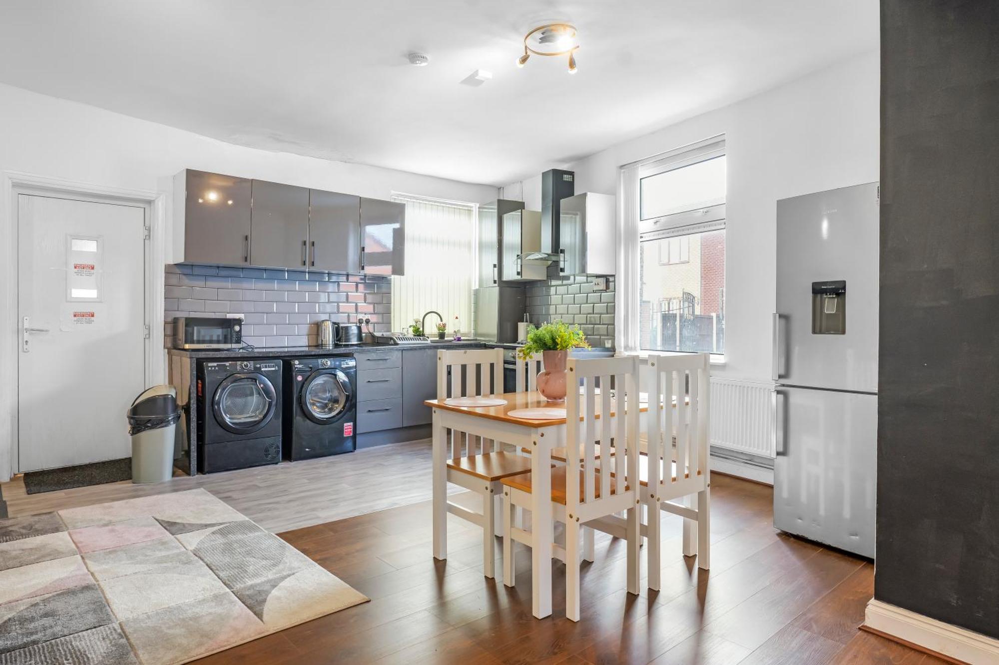 Rochdale 3 Bedroom House 2 Bath With Free Parking Sleeps 7 외부 사진