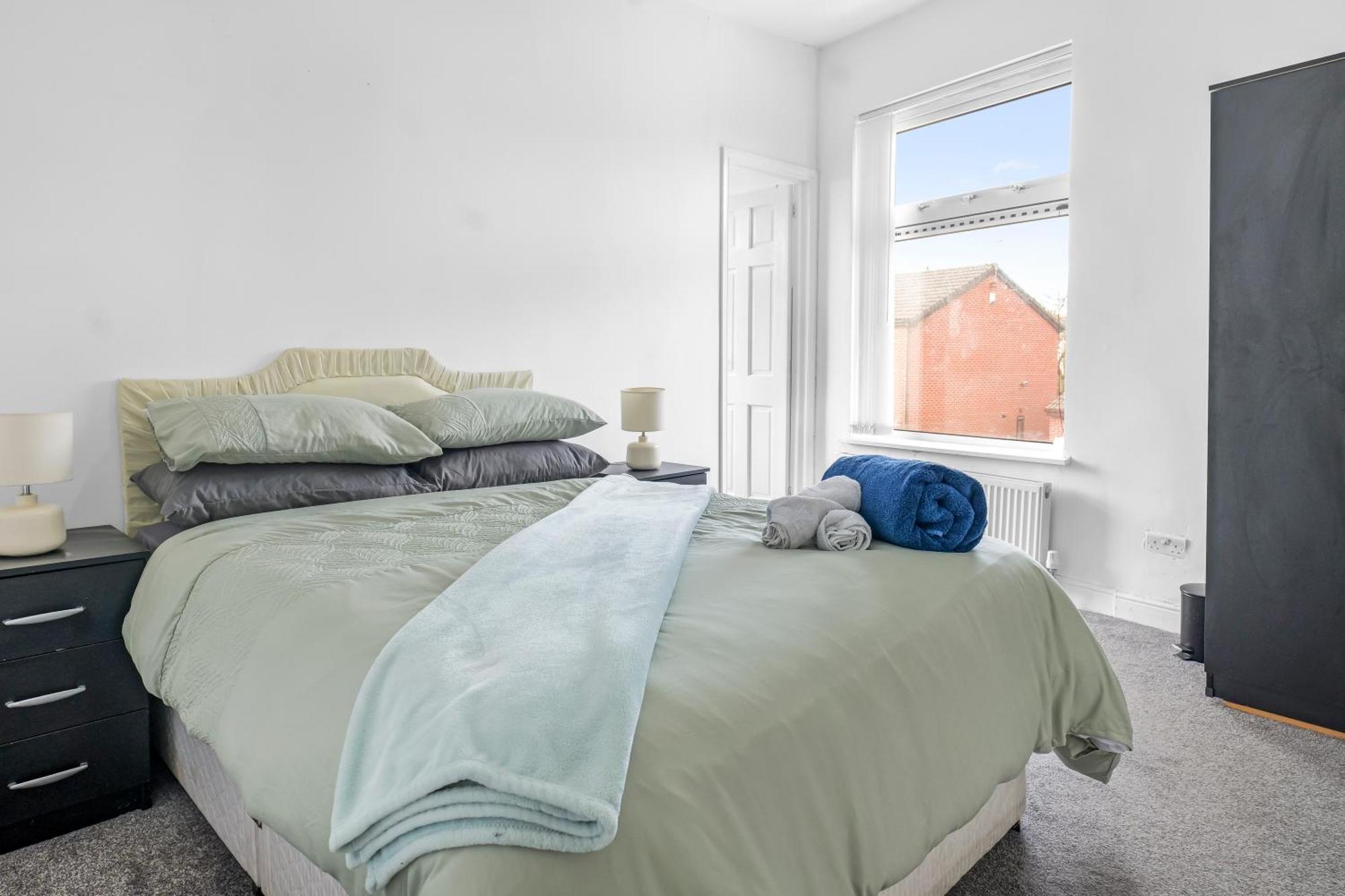 Rochdale 3 Bedroom House 2 Bath With Free Parking Sleeps 7 외부 사진
