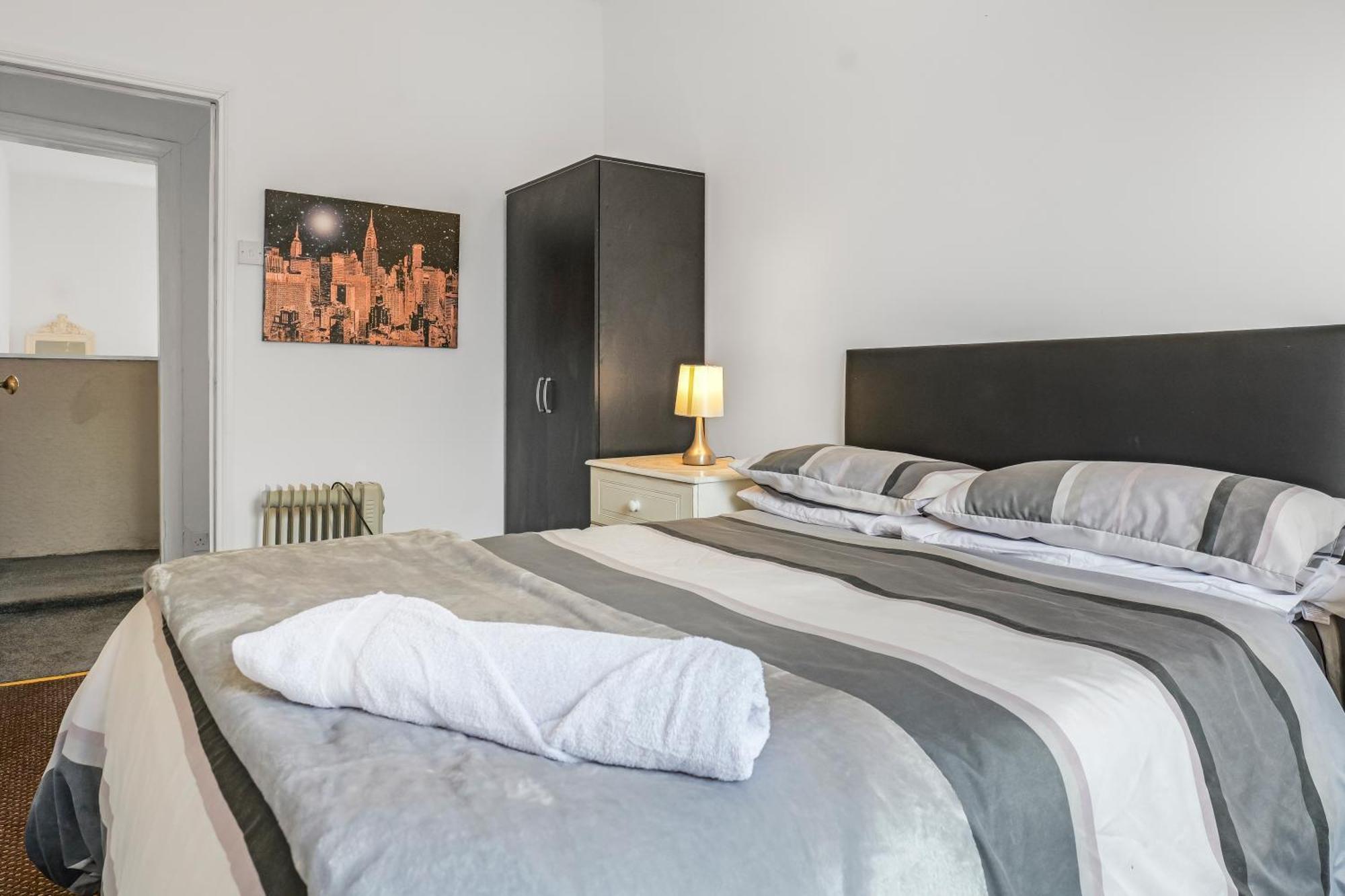 Rochdale 3 Bedroom House 2 Bath With Free Parking Sleeps 7 외부 사진