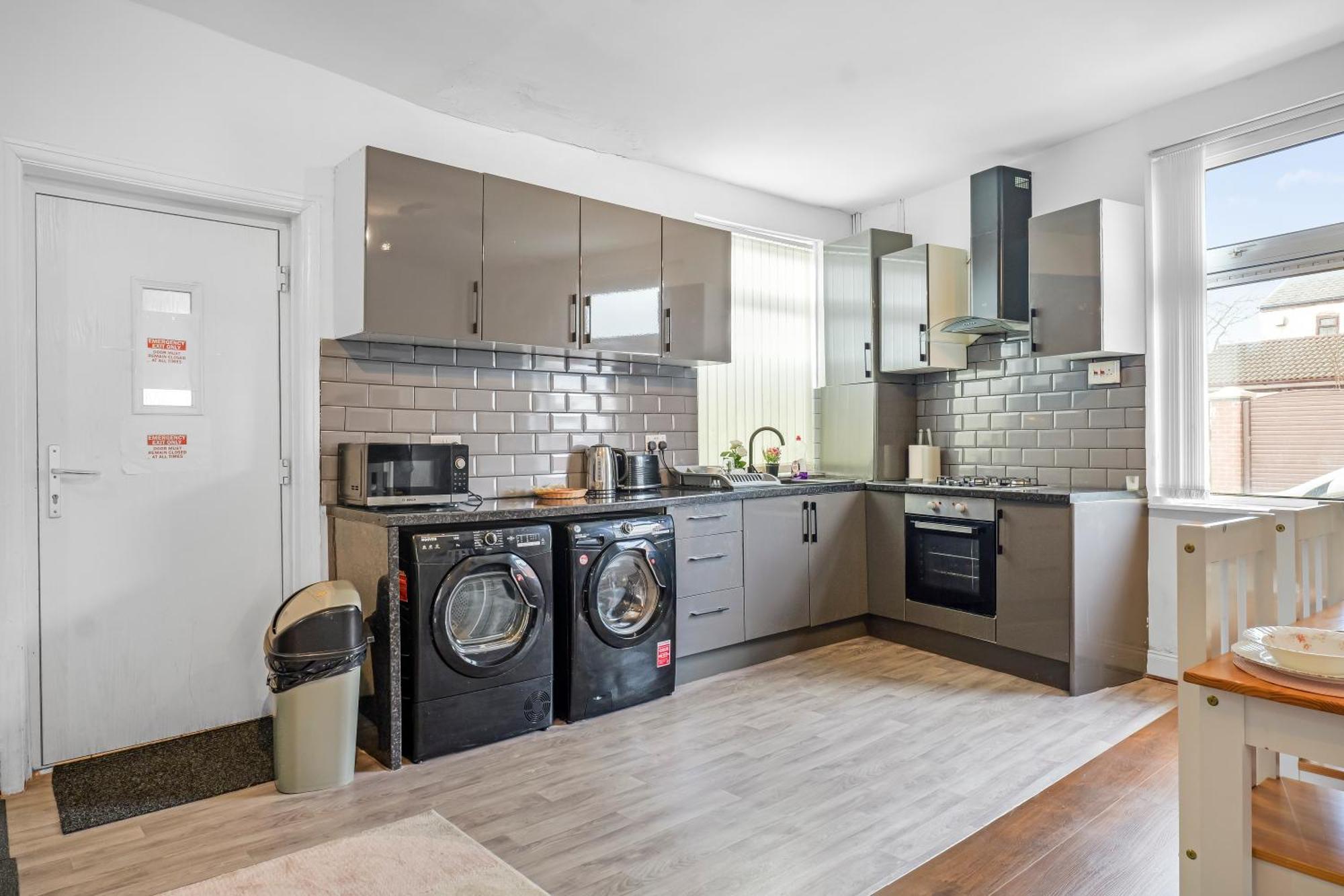 Rochdale 3 Bedroom House 2 Bath With Free Parking Sleeps 7 외부 사진