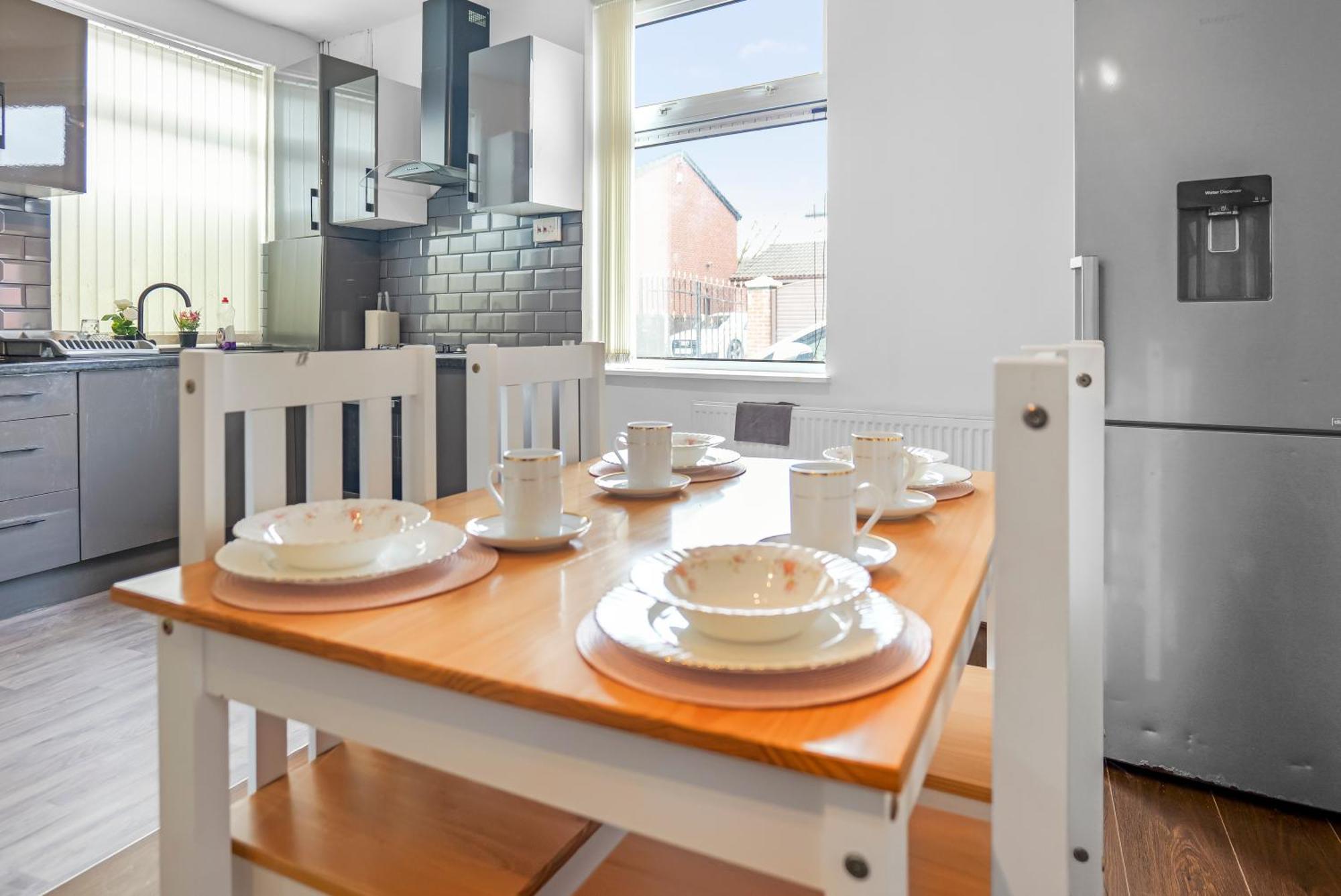 Rochdale 3 Bedroom House 2 Bath With Free Parking Sleeps 7 외부 사진