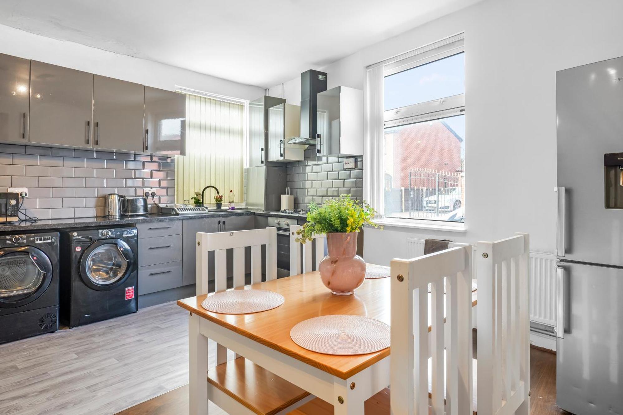Rochdale 3 Bedroom House 2 Bath With Free Parking Sleeps 7 외부 사진