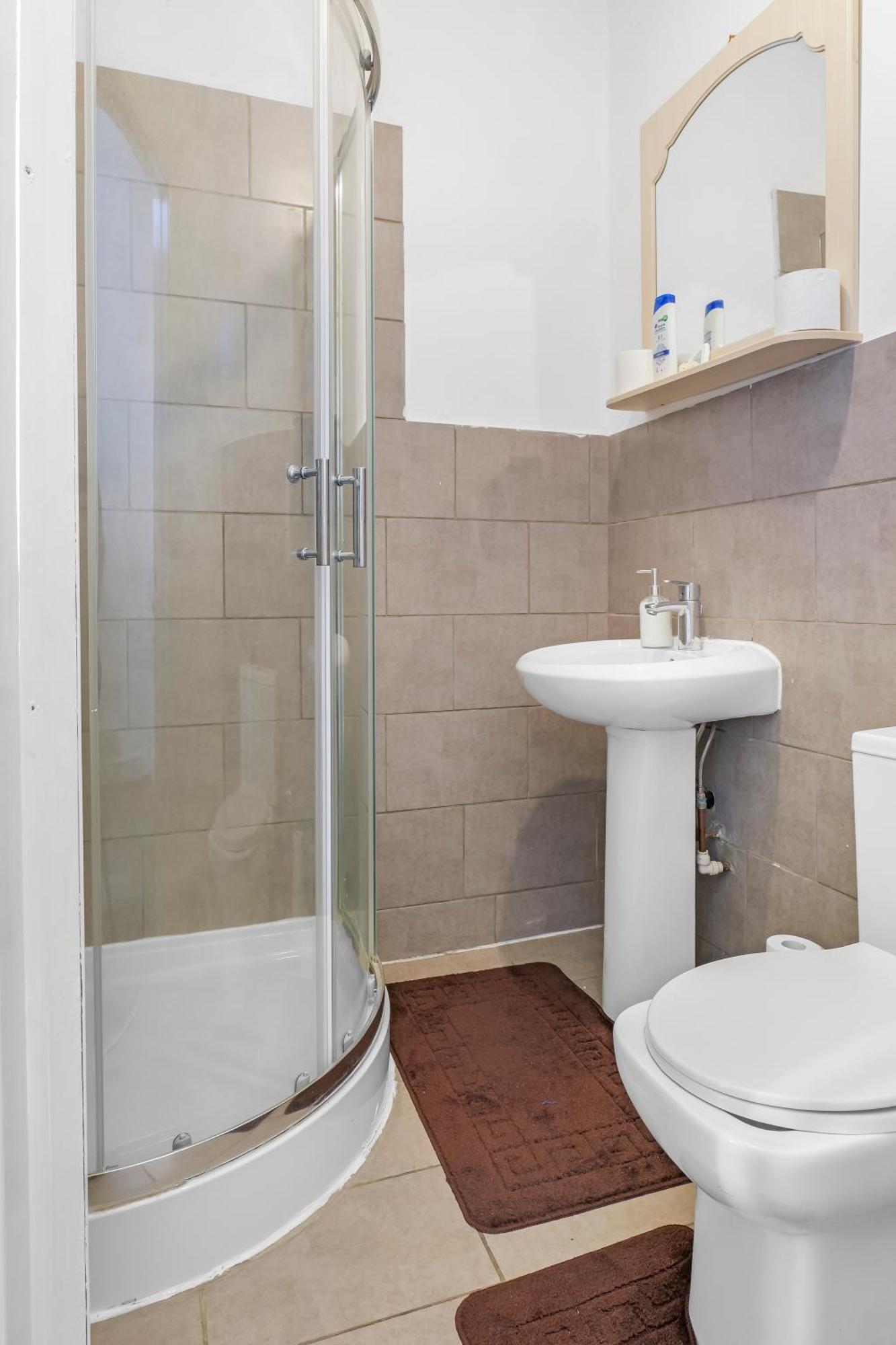 Rochdale 3 Bedroom House 2 Bath With Free Parking Sleeps 7 외부 사진