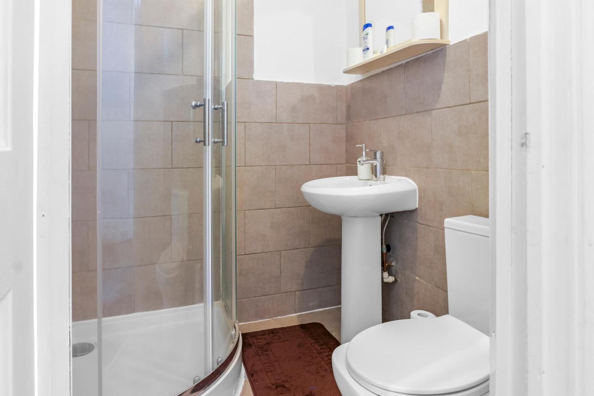 Rochdale 3 Bedroom House 2 Bath With Free Parking Sleeps 7 외부 사진