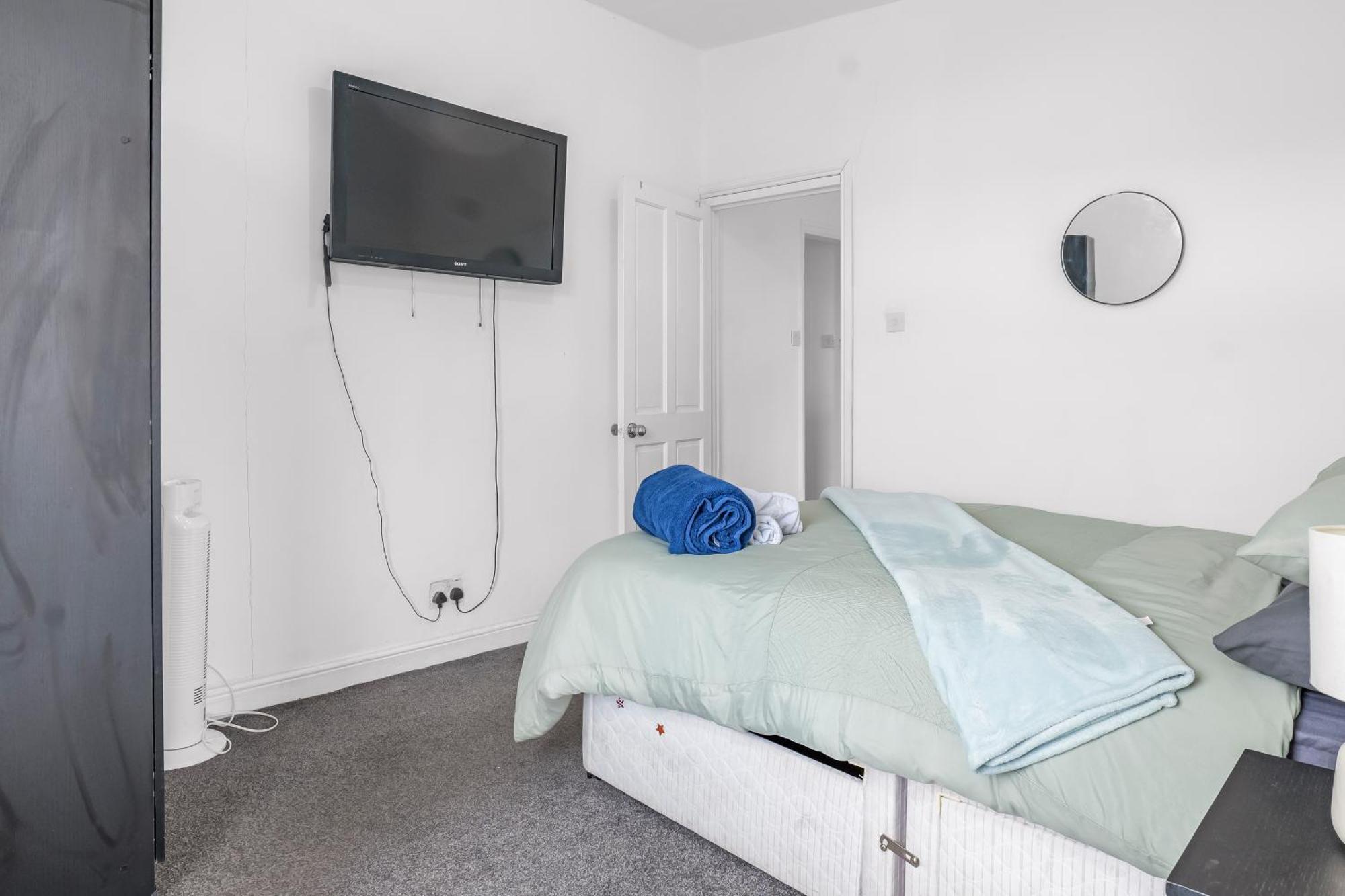 Rochdale 3 Bedroom House 2 Bath With Free Parking Sleeps 7 외부 사진