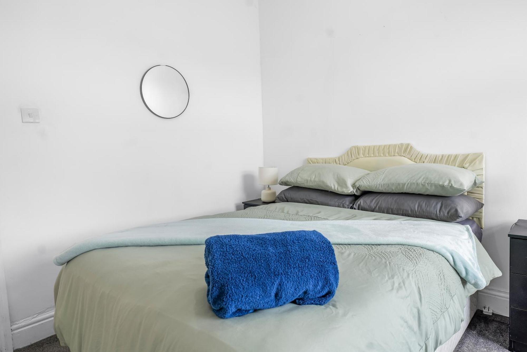 Rochdale 3 Bedroom House 2 Bath With Free Parking Sleeps 7 외부 사진