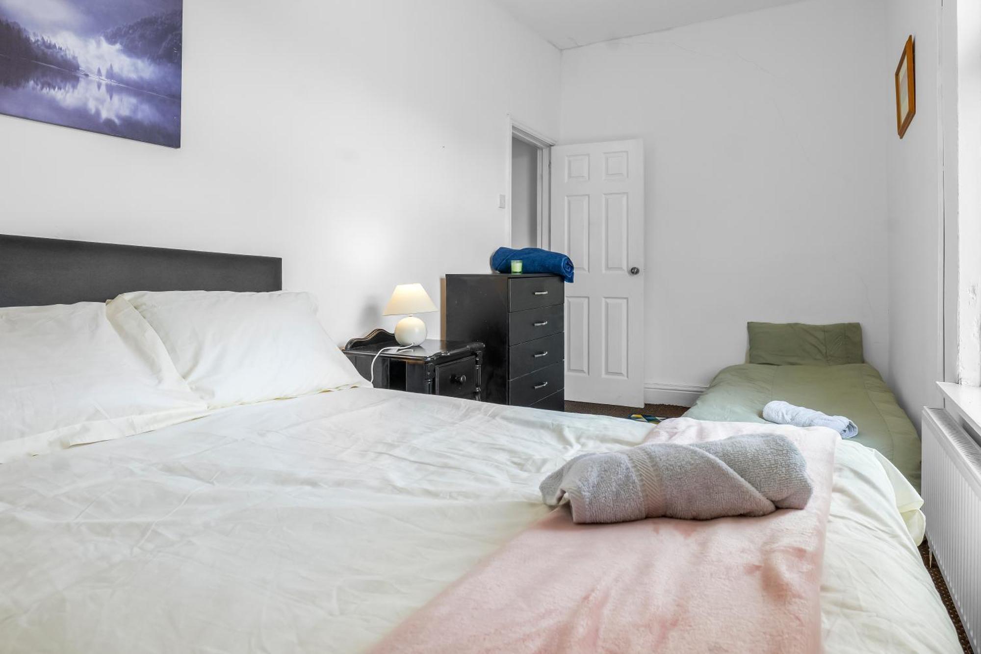 Rochdale 3 Bedroom House 2 Bath With Free Parking Sleeps 7 외부 사진