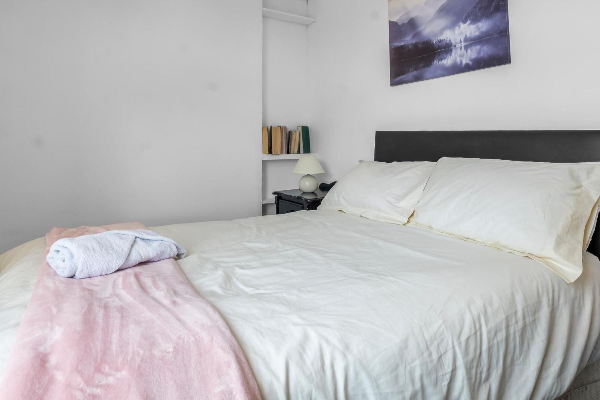 Rochdale 3 Bedroom House 2 Bath With Free Parking Sleeps 7 외부 사진