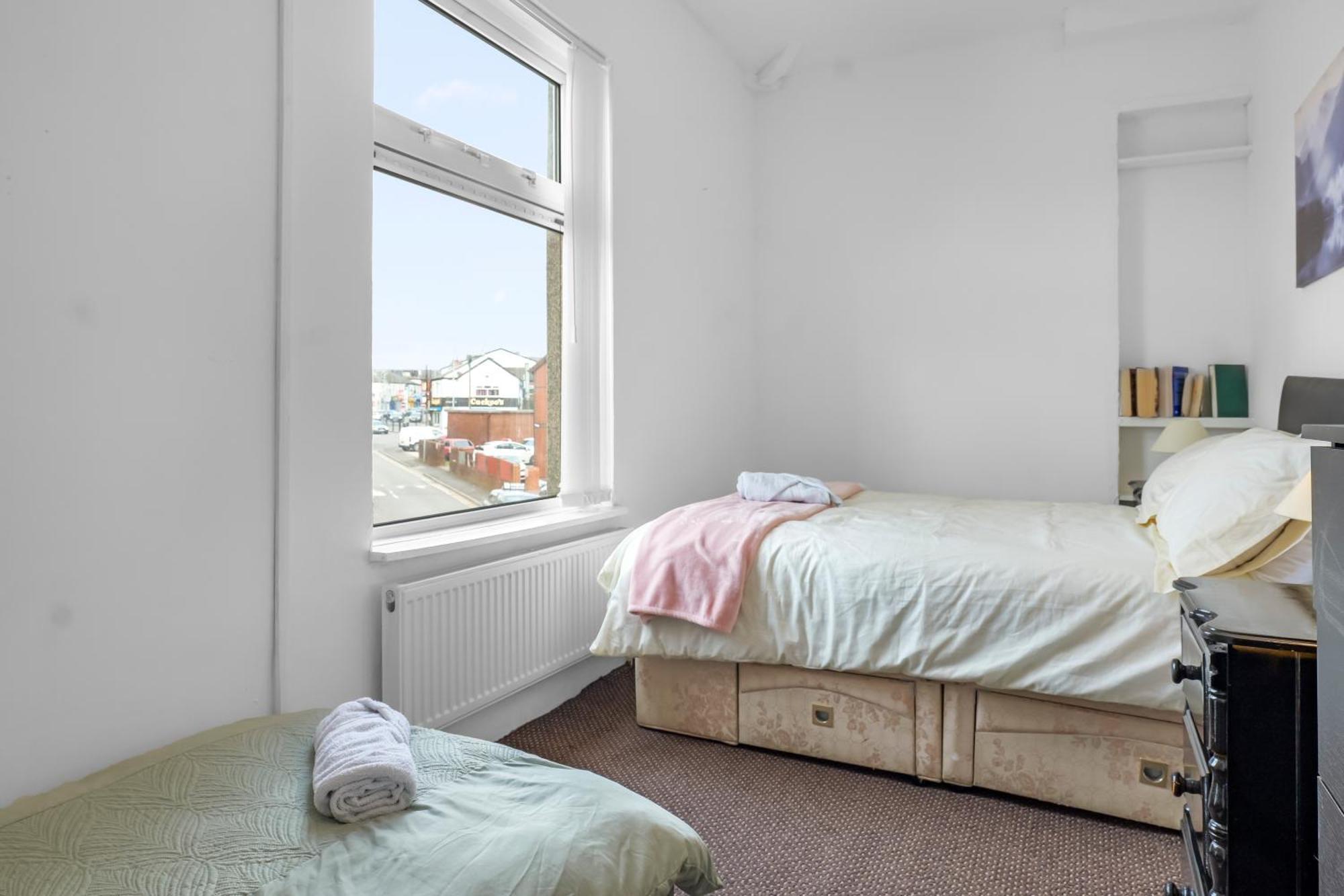 Rochdale 3 Bedroom House 2 Bath With Free Parking Sleeps 7 외부 사진